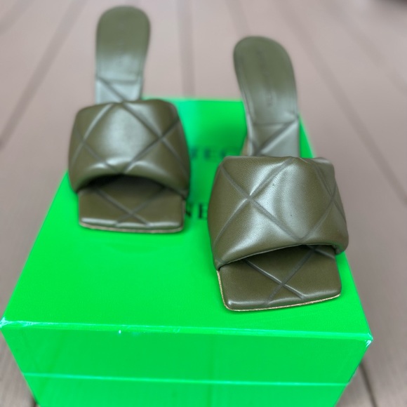 BOTTEGA VENETA RUBBER LIDO SANDAL
QUILTED EMBOSSED LAGOON NAPPA mule heels - Picture 5 of 7